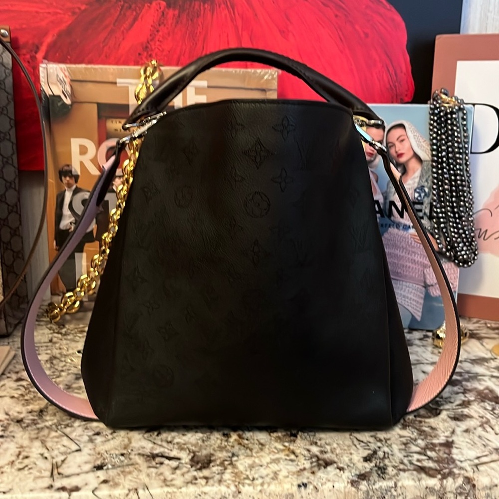Beautiful Black Louis Vuitton Babylone Leather Handbag!